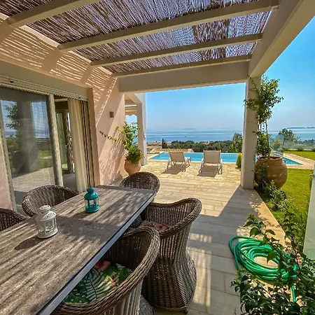 Vilă Seafront Prestige Pool Villas *