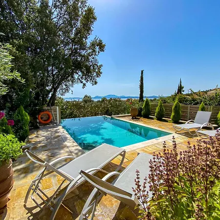 Vilă Seafront Prestige Pool Villas *